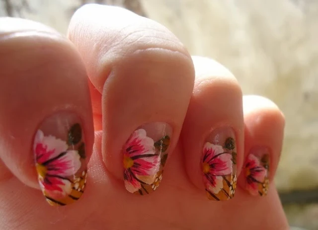 unhas decoradas com flores mexicanas