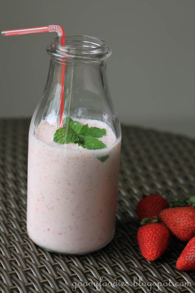 GoodyFoodies Recipe Strawberry yogurt smoothie