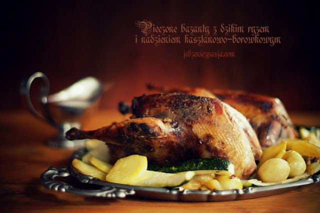 Pieczone bażanty z dzikim ryżem i nadzieniem kasztanowo-borówkowym Pieczone bażanty z dzikim ryżem i nadzieniem kasztanowo-borówkowym