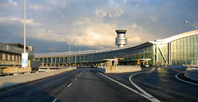Toronto Pearson International Airport (YYZ) βρίσκεται 22 χιλιόμετρα από το κέντρο της πόλης. Toronto Pearson International Airport (YYZ) βρίσκεται 22 χιλιόμετρα από το κέντρο της πόλης.