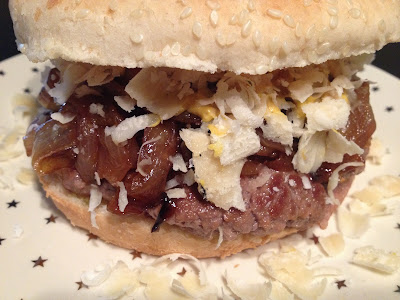 Hamburguesa con cebolla caramelizada, mostaza y parmesano - Receta - el gastrónomo - el troblogdita - Álvaro García