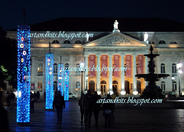 Foto das iluminações de Natal, em frente ao Teatro Nacional D. Maria II. / A photo from the Christmas lights, in front of the D. Maria II National Theatre.