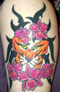 Tatuagem feminina de tigre e borboleta