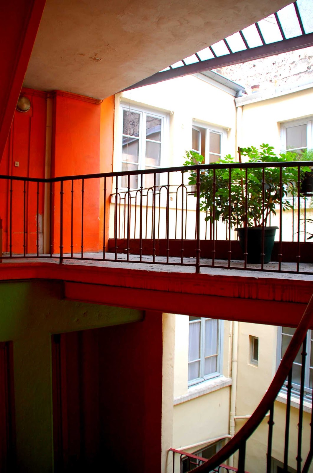 Ecoute S Il Pleut Lyon Quitte Ce Matin Le Cinquieme Etage D Un Immeuble