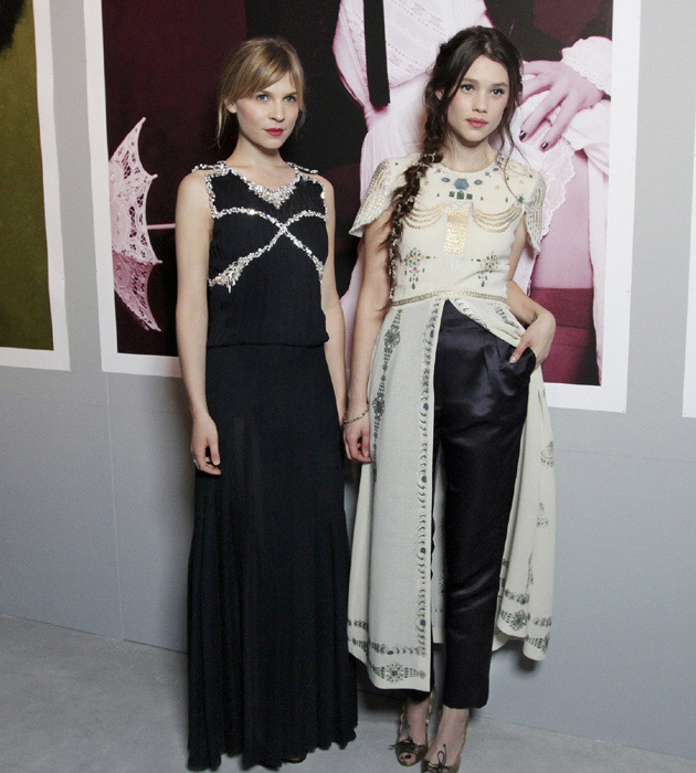 astrid berges frisbey siblings cl 233 mence po 233 sy astrid berges frisbey at chanel s astrid berges frisbey siblings cl 233 mence po 233 sy astrid berges frisbey at chanel s