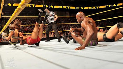 batalla en wwe nxt de 2 contra 2 peleando entre si