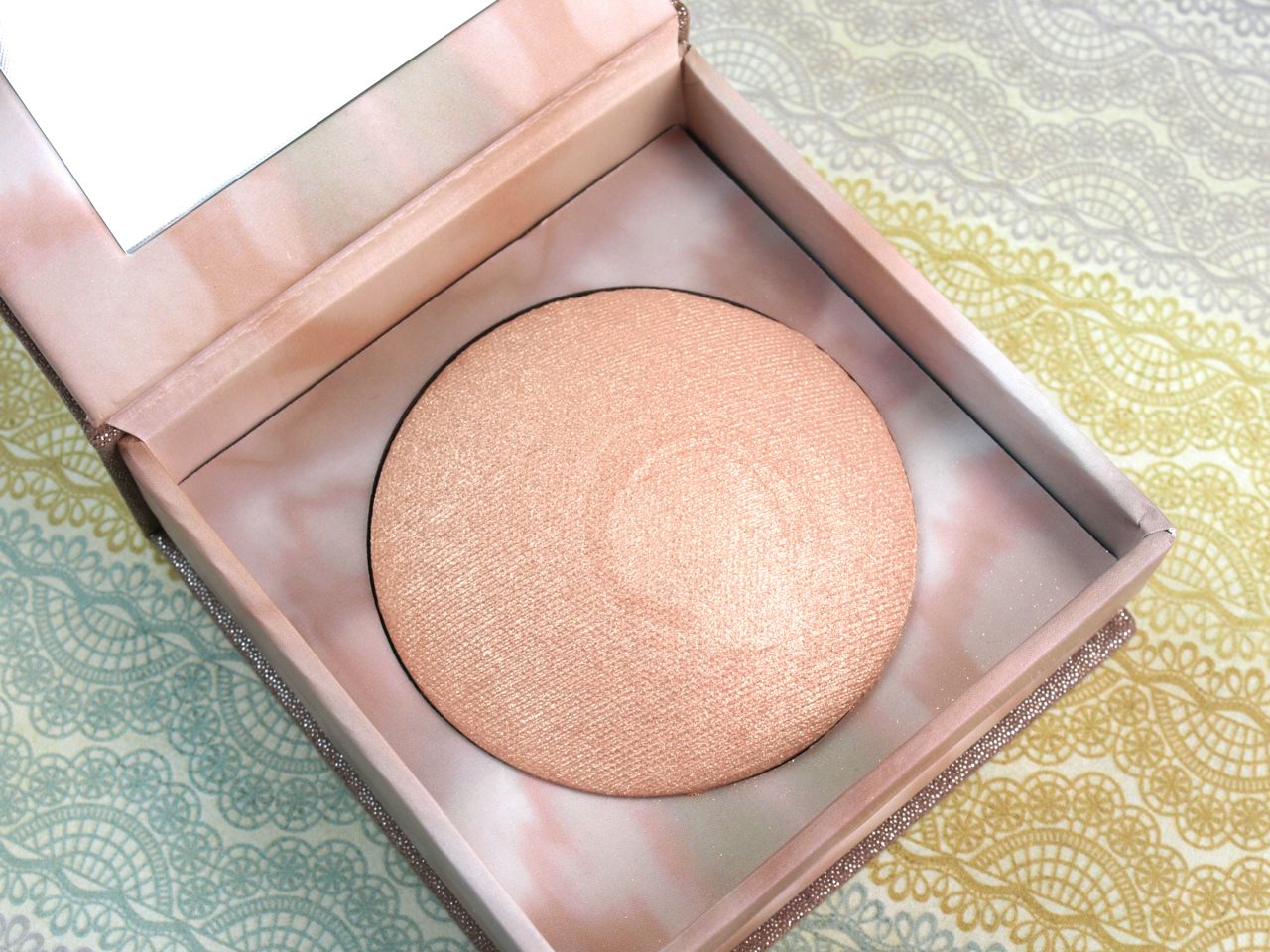Urban Decay Naked Illuminated Highlighter in "Aura": Review and Swatches