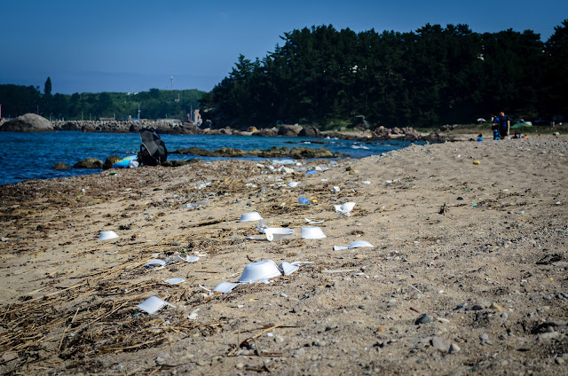 It really looks like someone just Don Draper'd this stuff. Whelp, that was a fun picnic, just dump the blanket and lets go. Pohang Chilpo Beach Pohang South Korea