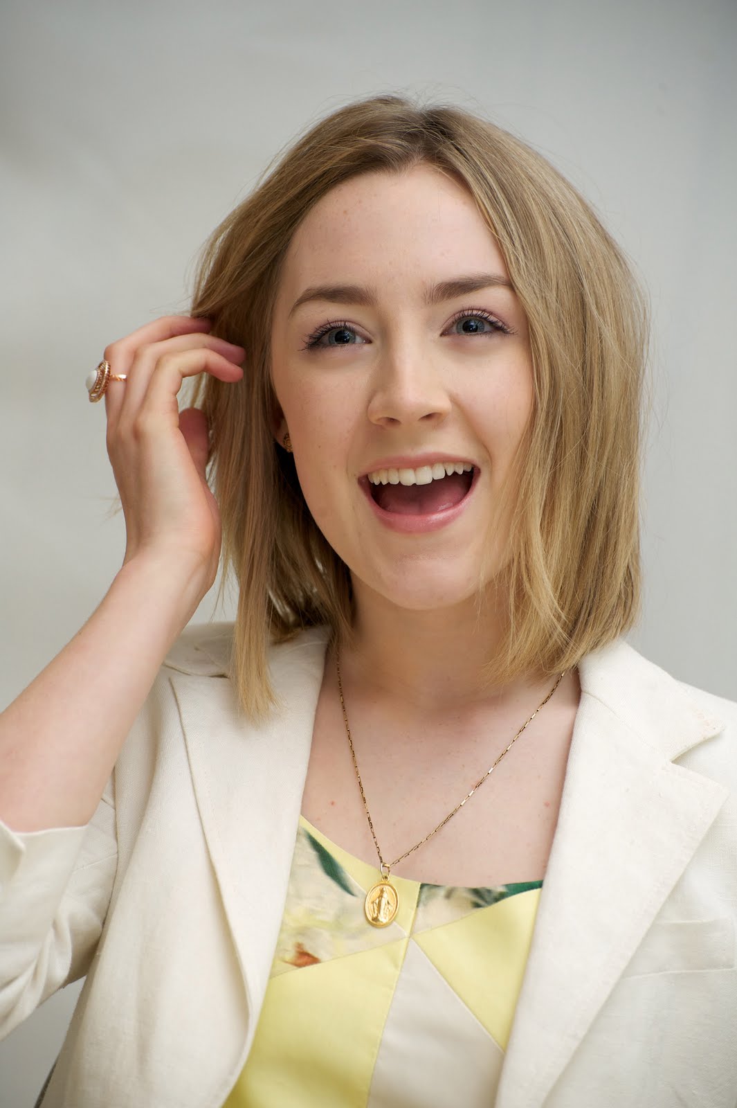 http://4.bp.blogspot.com/-16a5lqVKwvg/T6K7VPNP1sI/AAAAAAAADyI/7rTaMGFvgo8/s1600/494845452_tduid300112_Saoirse_Ronan_2011_Kosty555_info_0008_122_480lo.jpg