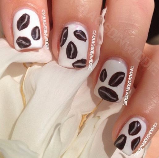 Unhas decoradas com motivos de café e chocolate quente / foto: Huffington Post Unhas decoradas com motivos de café e chocolate quente / foto: Huffington Post