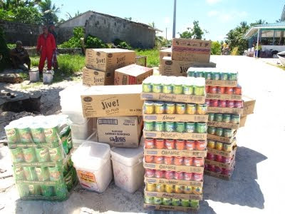大量罐裝飲料不斷進口到吐瓦魯，喝完的飲料罐卻無法出口到海外處理。(吳郁娟攝)