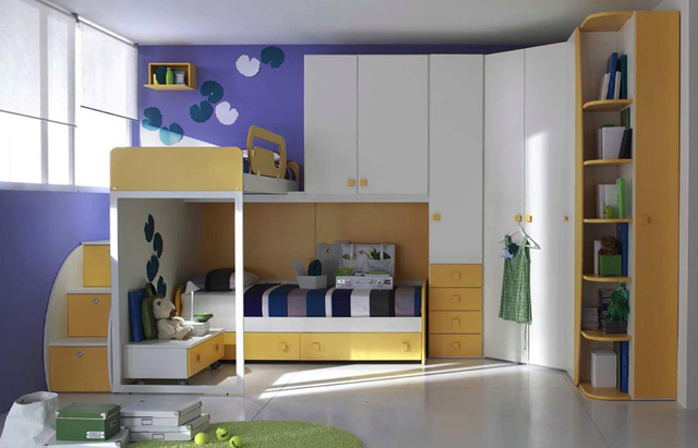 кутова шафа та двохярусне ліжко зі сходами створюють гарний інтерєр для дітей