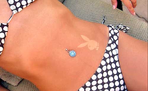 chica con tatuaje solar en el abdomen