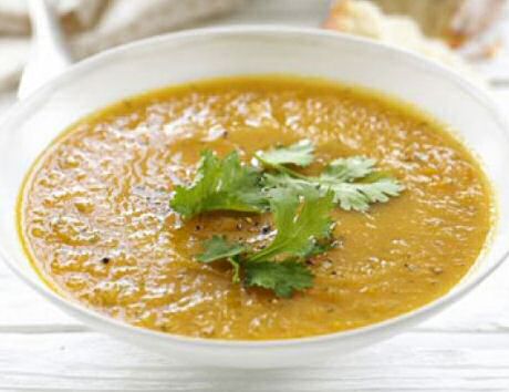 Wortelsoep recept van Jeroen Meus, afgewerkt met curry, kokosmelk, kip en blaadjes verse koriander