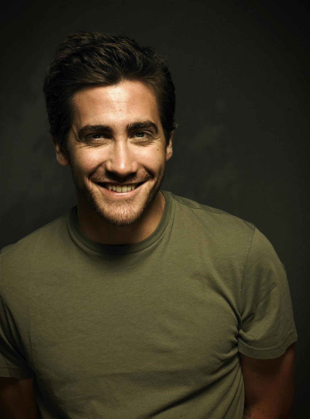 http://4.bp.blogspot.com/-18saLrpDAUk/ThZq_JArWSI/AAAAAAAAAD0/Rv9UWcwNe_4/s1600/jake-gyllenhaal-smile-large.jpg