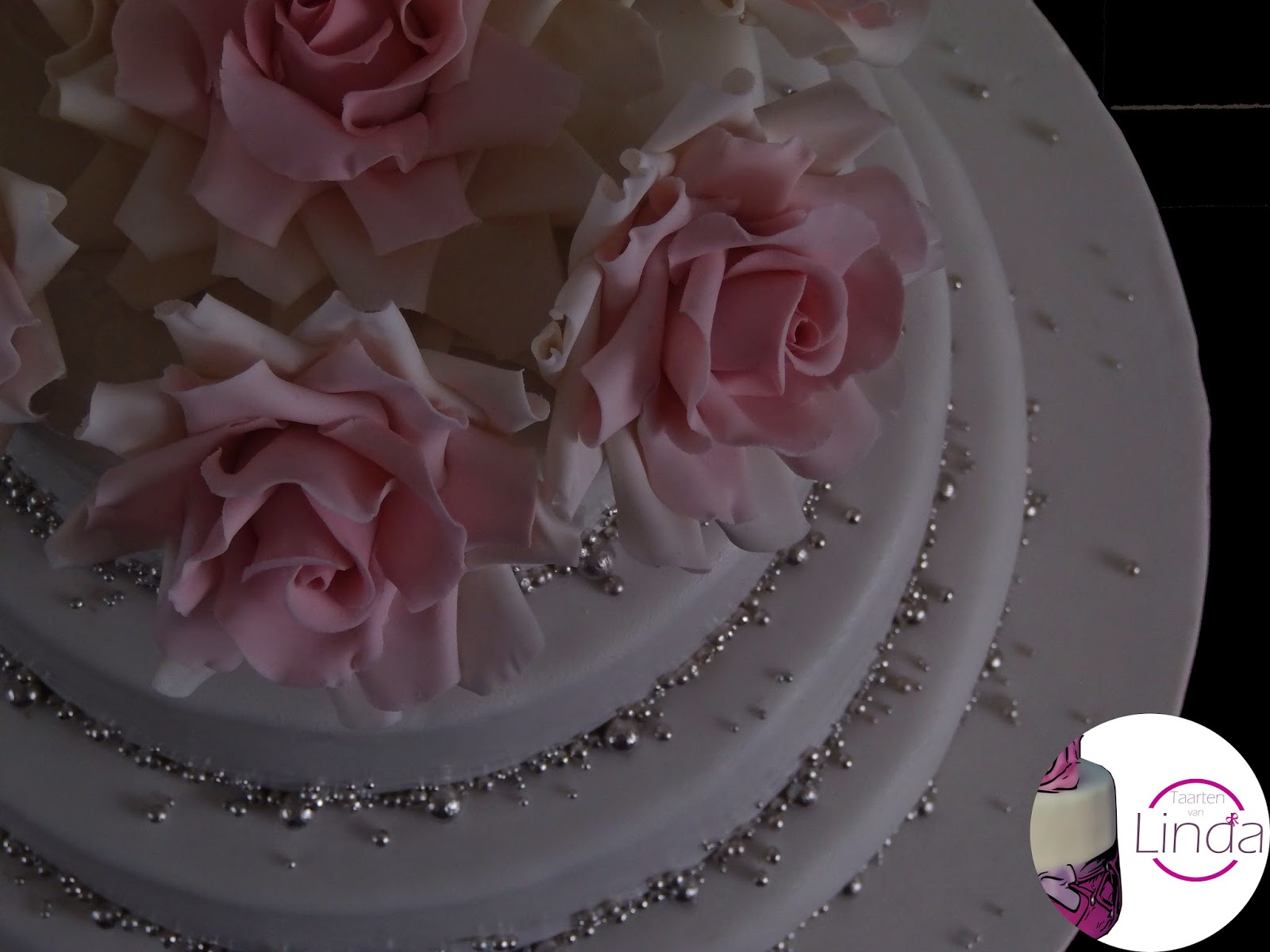 http://4.bp.blogspot.com/-1988p0zSNSE/VAm6kcwsWSI/AAAAAAAAAfE/qSOUn9I15Dc/s1600/Zwarte%2Bachtergrond%2B2l.jpg