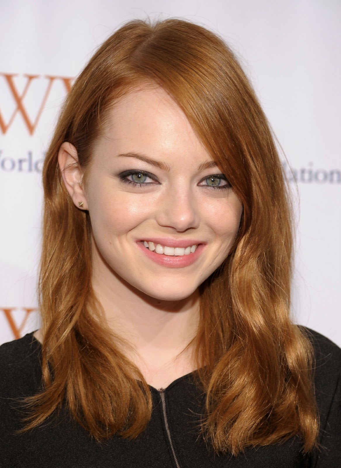 http://4.bp.blogspot.com/-19Ok5u0iezQ/TsKv0PG5CFI/AAAAAAAAEhk/d6Y4-MRhIKQ/s1600/Emma+Stone+%2540+Worldwide+Orphans+Foundation+Benefit+in+New+York+City+-+November+14%252C+2011+%25284%2529.jpg