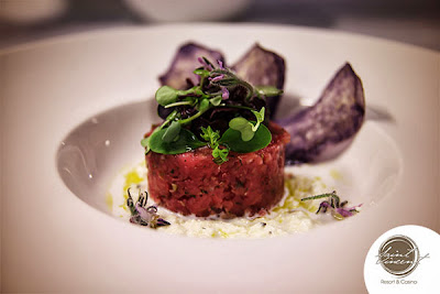 Tartare di fassone su crema di bufala e tartufo nero Tartare di fassone su crema di bufala e tartufo nero
