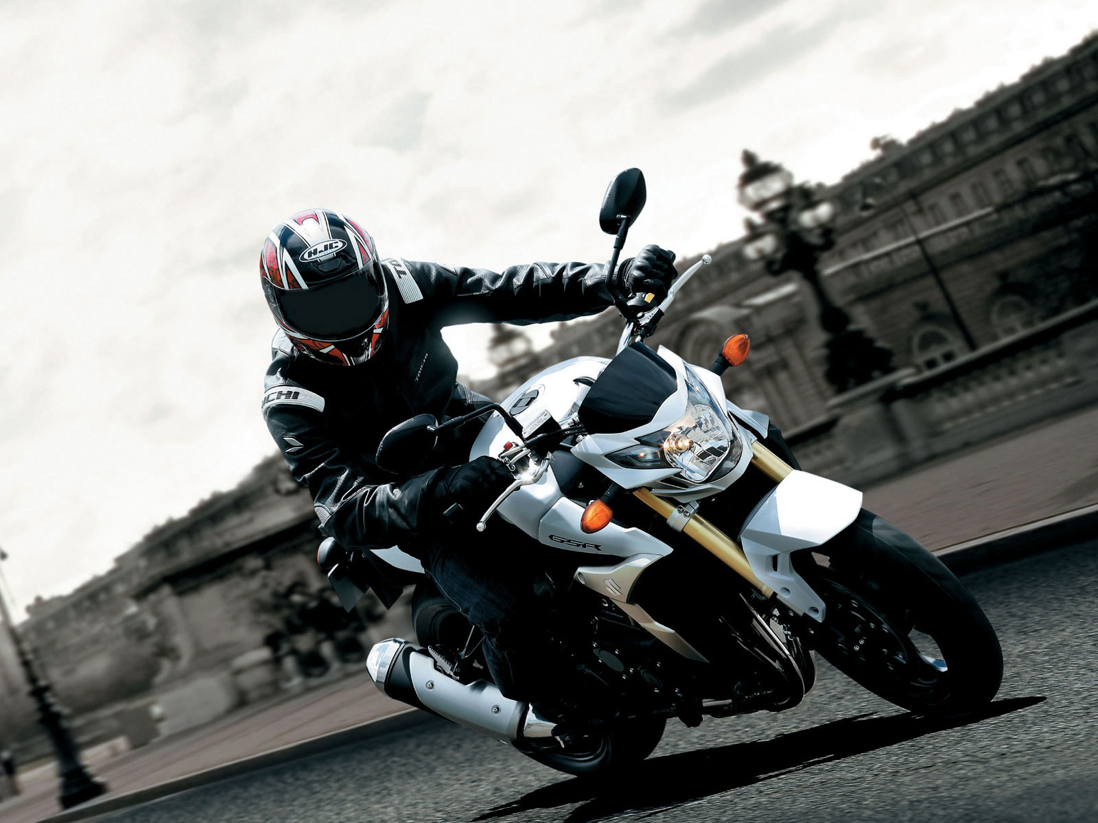 http://4.bp.blogspot.com/-1B1mWuObQjA/TkhWQ3eMM0I/AAAAAAAAAgU/NLoa-_I-7lU/s1600/Suzuki_GSR_750_2011_02.jpg