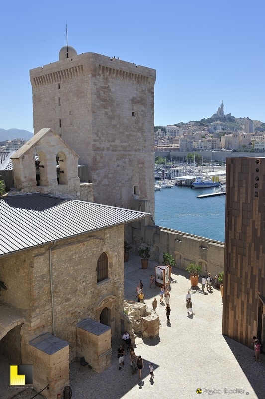 une cour du fort st jean à marseille photo pascal blachier