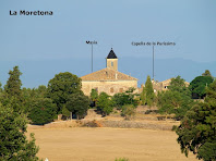 La masia de la Moretona amb la capella de la Immaculada, des de la Serra del mateix nom La masia de la Moretona amb la capella de la Immaculada, des de la Serra del mateix nom