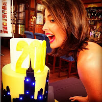 Robin (Cobie Smulders) con la tarta de la celebración de 200 capitulos Robin (Cobie Smulders) con la tarta de la celebración de 200 capitulos