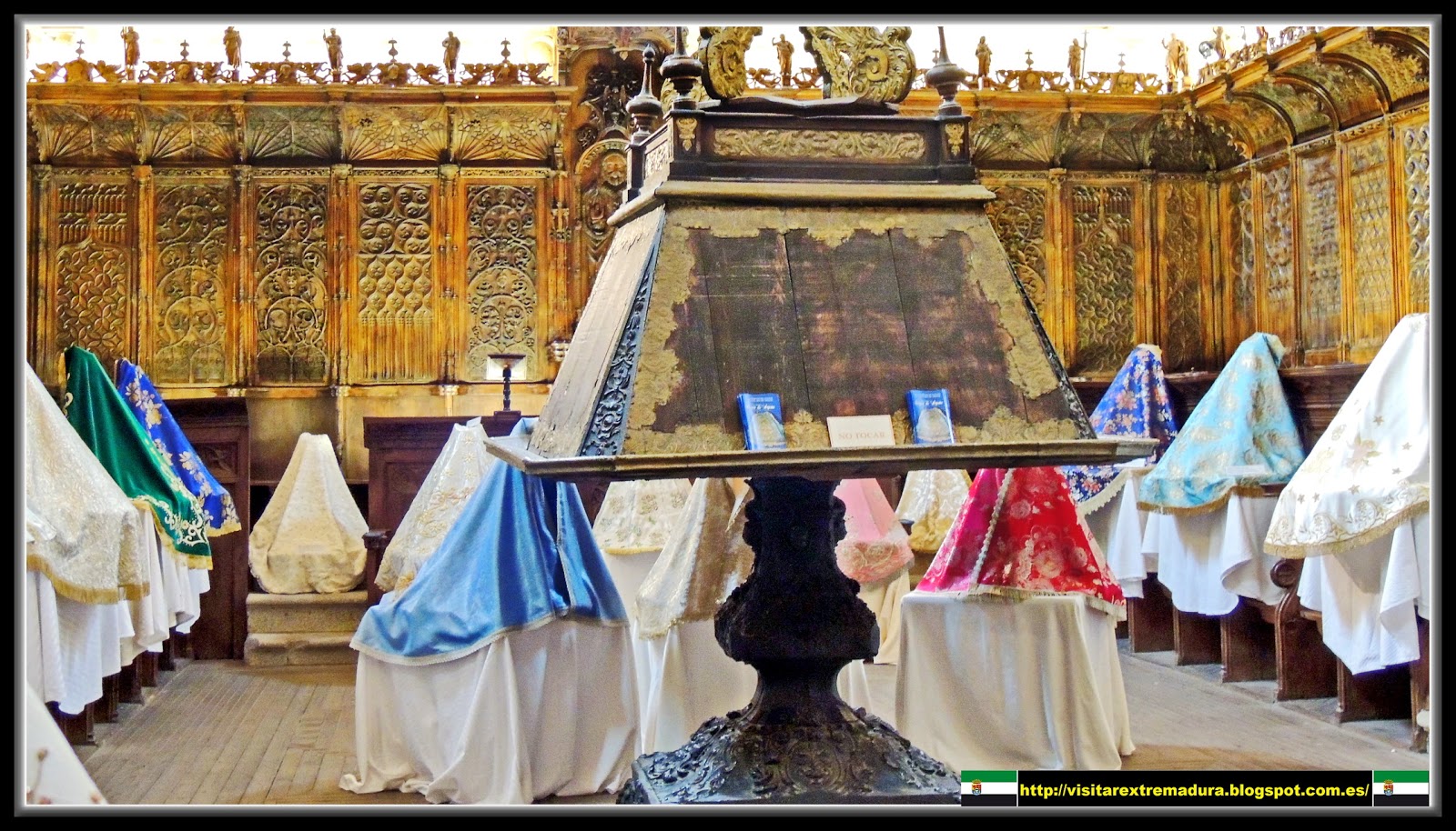 Coria. Catedral. Coro. Mantos de la Virgen y Facistol.