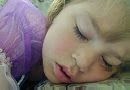Le semplici ed efficaci regole di igiene del sonno Bambina addormentata