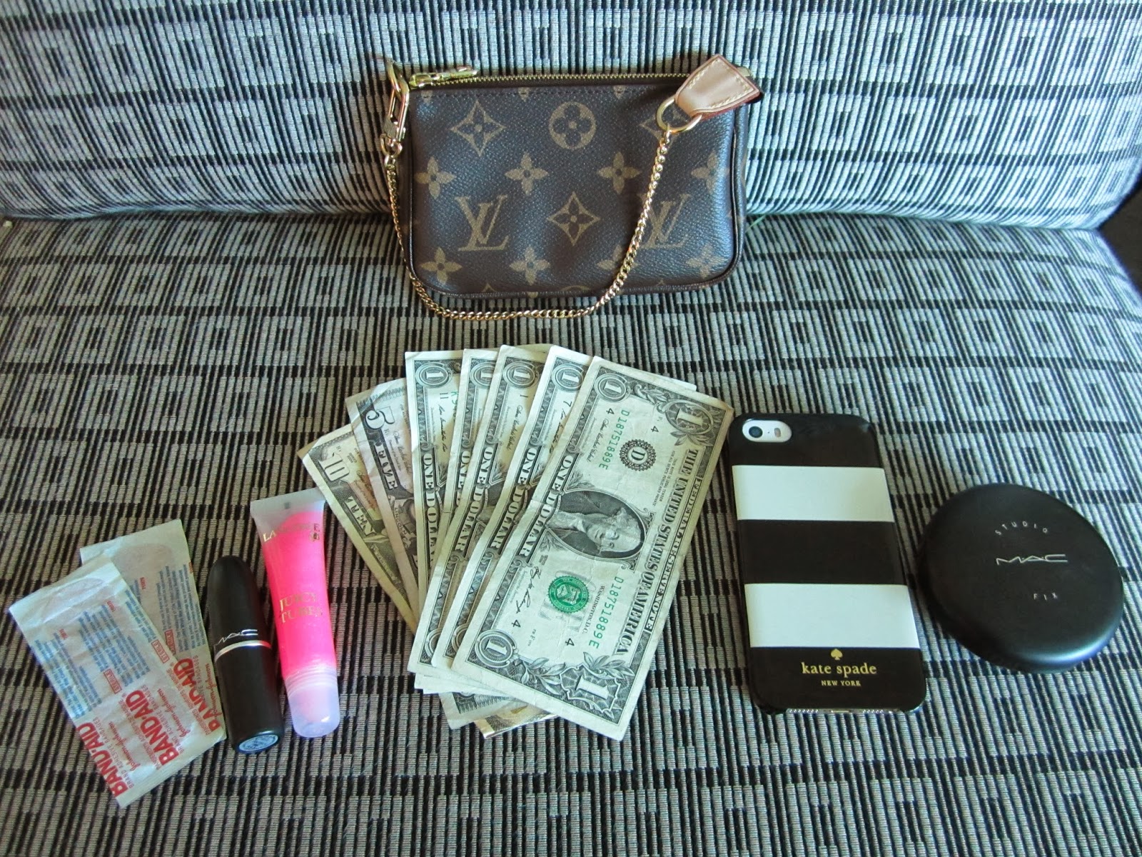 Louis Vuitton Mini Pochette // What Fits Inside?