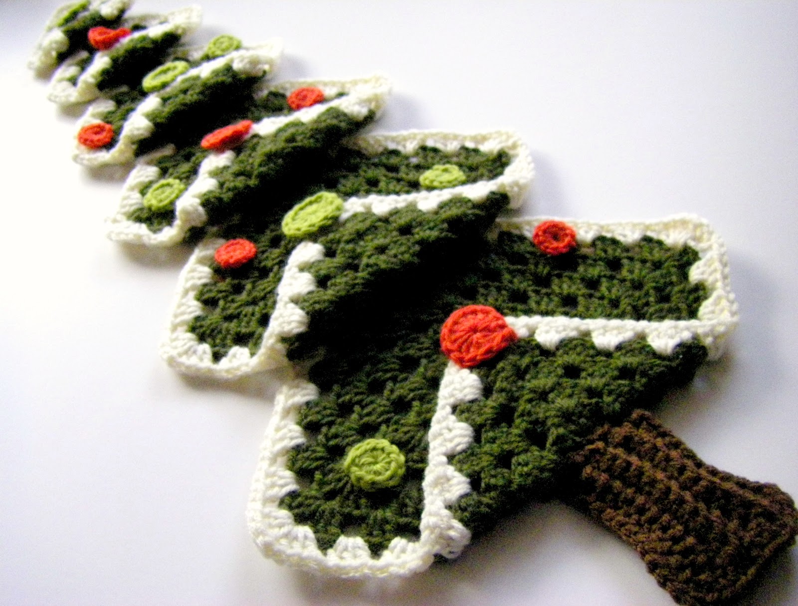sew ritzy~titzy: I SPY: vintage granny square christmas tree