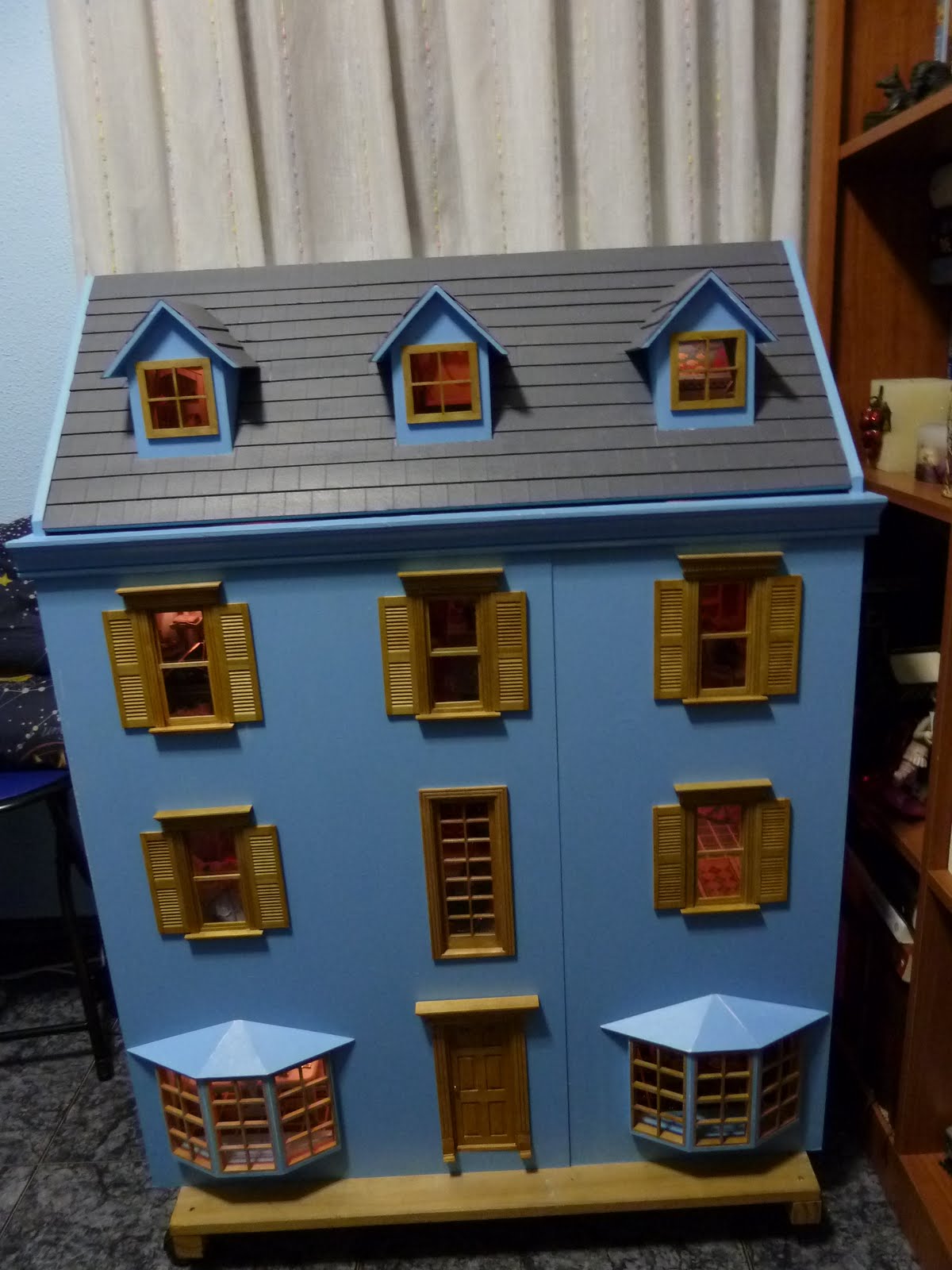 Mis Minis: El tejado y la fachada de la casa azul.