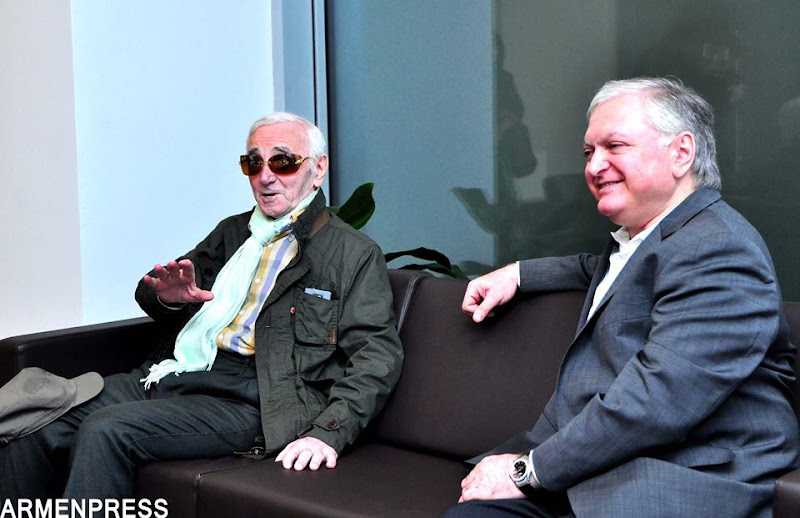 Aznavour en Ereván. Fue recibido por ministro armenio