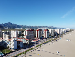 Playa de Gandía en reversa a vista de drone. (Vídeo)