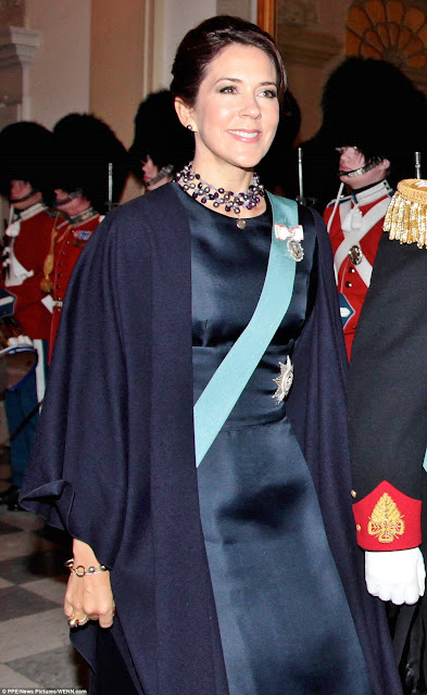 2FD79ADC00000578-3386829-Crown_Princess_Mary_looked_elegant_in_a_satin_navy_gown_and_bead-a-109_1452088816383.jpg