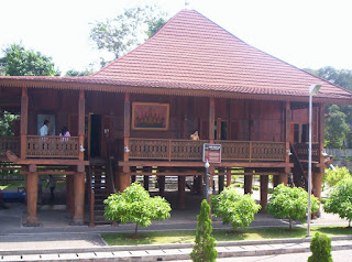 RUMAH ADAT LAMPUNG Gambar Rumah Adat Lampung