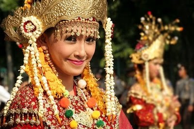 Javanese Traditional Clothes are Popular among Foreign Tourists ~ Tourist Sites and Cultural Javanese Traditional Clothes are Popular among Foreign Tourists ~ Tourist Sites and Cultural