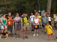 El grup de marxaires escoltant les explicacions del guia, davant les antigues Escoles de Miralles El grup de marxaires escoltant les explicacions del guia, davant les antigues Escoles de Miralles