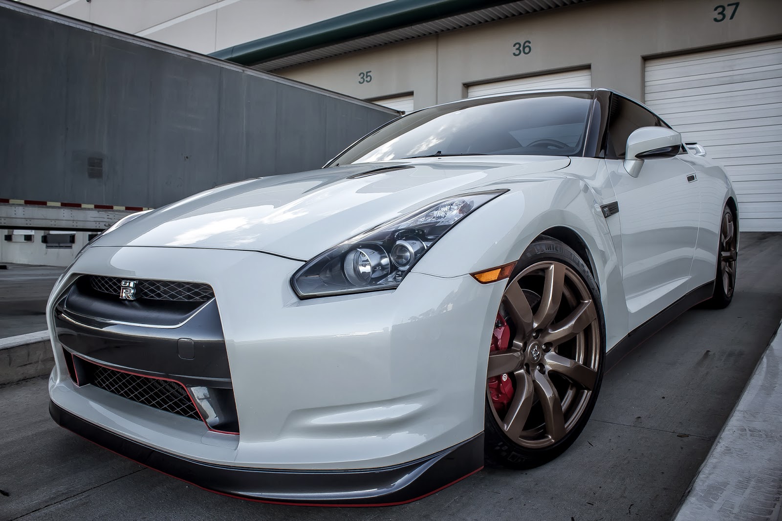 Customized Nissan GTR 2010 White on Gold Rims w/ Red Calipers and Trim
