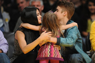 Justin Bieber Antonio on Gomez And Justin Bieber At A Basketball Game Between The San Antonio