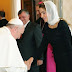 بابا الفاتيكان ينحنى للملكة رانيا