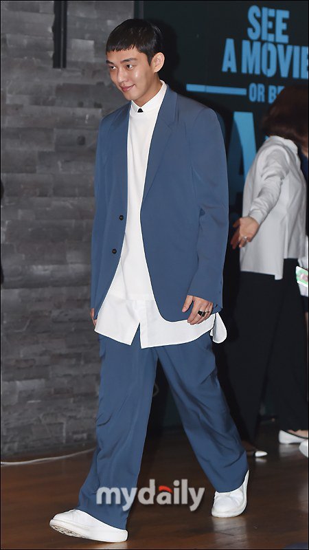 yoo ah in shows yoo ah in shows to event in a questionably oversized suit yoo ah in shows yoo ah in shows to event in a questionably oversized suit