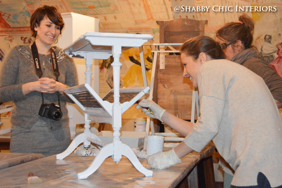 Tecnica di pittura shabby chic: shabby chic la vernice per legno è ... Tecnica shabby chic decoupage
