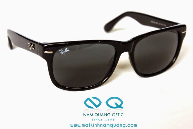 Kính rayban Wayfarer được thiết kế và phát hành năm 1952 Kính rayban Wayfarer được thiết kế và phát hành năm 1952