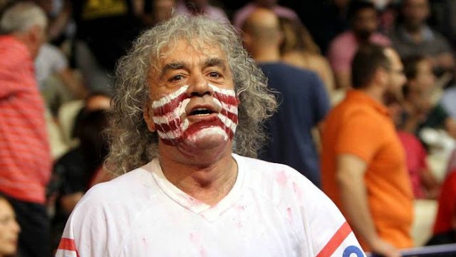 Χτύπησαν με σφυρί στο κεφάλι τον Τάκη Τσουκαλά Χτύπησαν με σφυρί στο κεφάλι τον Τάκη Τσουκαλά