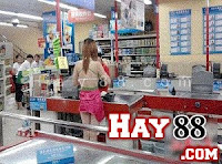 Cô gái thích ăn mặc hở hang khi đi siêu thị Cô gái thích ăn mặc hở hang khi đi siêu thị