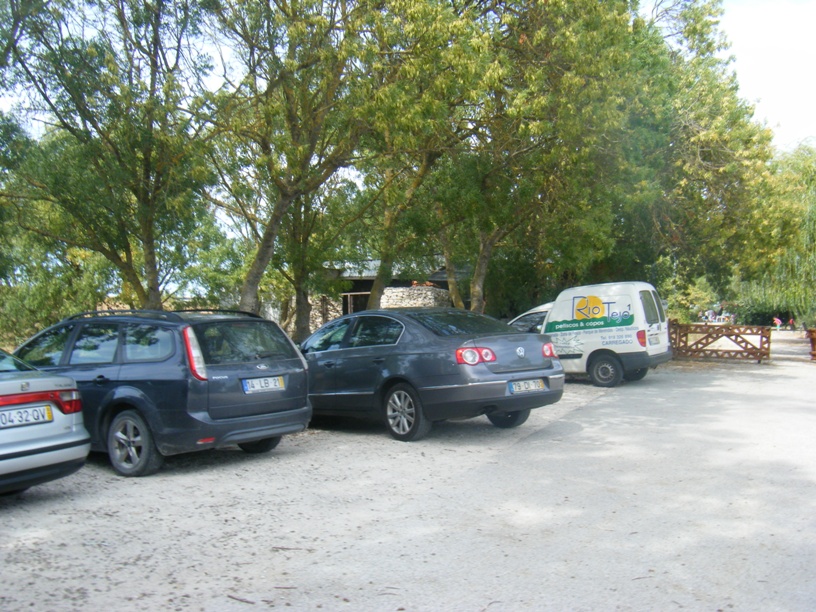 Parque de Estacionamento ao lado do bar