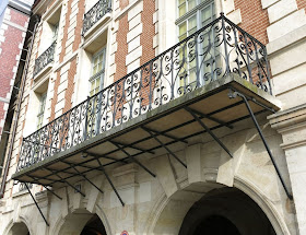 Balcon du 20 place des Vosges à Paris