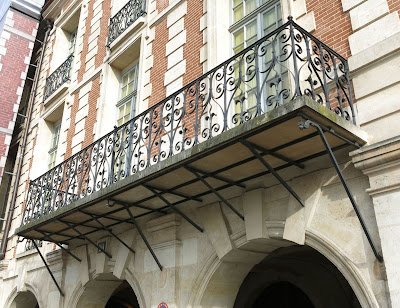 Balcon du 20 place des Vosges à Paris