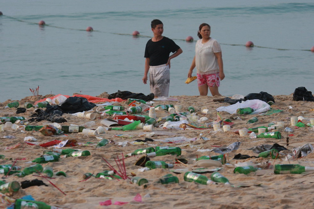 Praia na China coberta de lixo