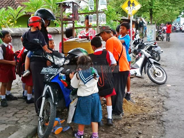 Mengais Rejeki Di Pinggir Jalan Protokolpun Harus Pakai Ilmu